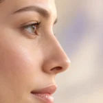 نمای نزدیک نیم‌رخ یک چهره برای مقاله آموزشی درباره پوست بینی
